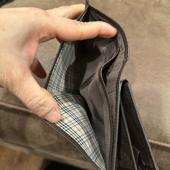 Black Compact Wallet with Textured Leather Design - Picture 11 of 15